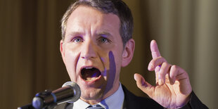 Björn Höcke schreit ins Mikro und fuchtelt mit dem Zeigefinger