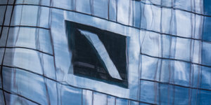Spiegelung der Fassade der Deutschen Bank