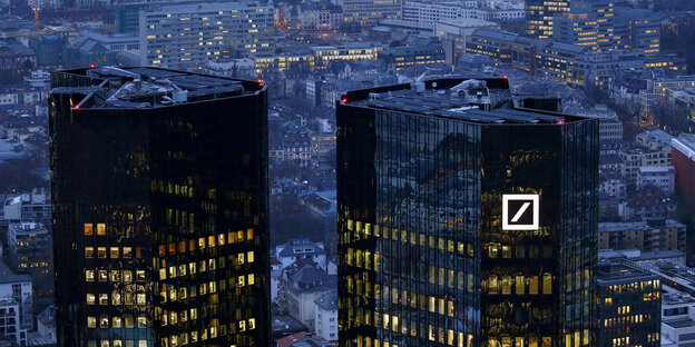 Das Hauptquartier der Deutschen Bank in Frankfurt in der Abenddämmerung