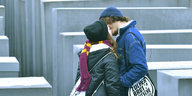 Ein junges Paar küsst sich in der Holocaust-Gedenkstätte in Berlin