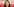 Eine Frau mit braunen Haaren vor einem weiß-roten Hintergrund