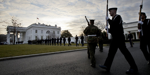 Soldaten laufen am Weißen Haus vorbei