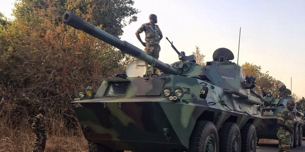 Ein Panzer mit daraufstehendem senegalesischen Soldaten