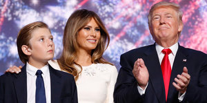 Der künftige US-Präsident Donald Trump mit Ehefrau und Sohn