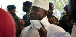 Gambias abgewählter Präsident Yahya Jammeh hebt den Zeigefinger und lacht schelmisch