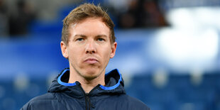 Hoffenheims Trainer Julian Nagelsmann steht im Stadion