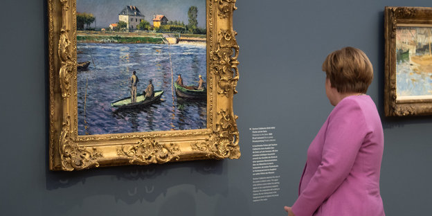Angela Merkel im Museum Barberini vor einem Bild von Caillebotte