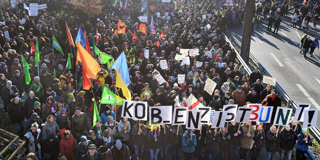 Eine Menschenmenge trägt den Schriftzug "Koblenz ist bunt"
