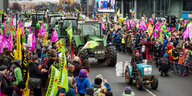 Traktoren fahren durch eine Menschenmenge