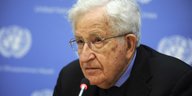 Noam Chomsky hinter einem Mikro