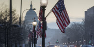 Das Kapitol in Washington mit davorhängenden USA-Flaggen