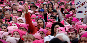 Viele Frauen mit pinken Mützen, die protestieren