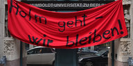 «Holm geht - wir bleiben!» steht in Berlin auf einem Transparent vor einem Instituts-Gebäude der Humboldt-Universität.