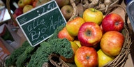 Bio-Äpfel ligen lose in einem Korb auf dem Markt
