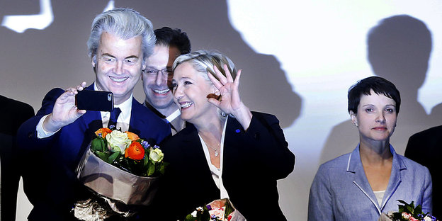 Geert Wilders, Marcus Pretzell und Marine le Pen machen ein Selfie während Frauke Petry daneben steht
