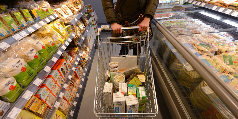 Ein Einkaufswagen im Veganz-Supermarkt in Frankfurt am Main