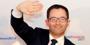 Benoît Hamon winkt