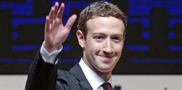 Mark Zuckerberg lächelt und winkt