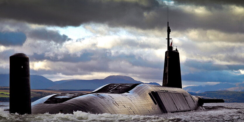 Ein Militär-U-Boot ragt aus dem Wasser