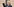 Theresia Bauer steht im Landtag und hebt die rechte Hand zum Schwur
