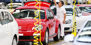 Arbeiter montieren VWs in Mexiko