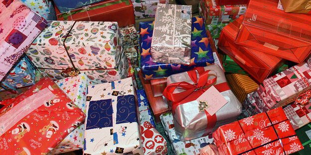 Ganz viele verpackte Weihnachtsgeschenke
