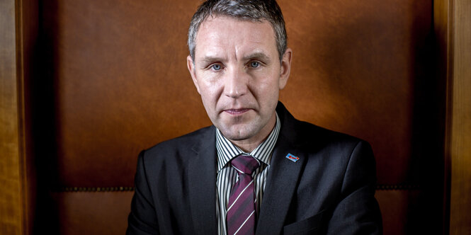 Björn Höcke vor braunem Hintergrund