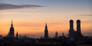 Die Stadtsilhouette von München im Sonnenuntergang
