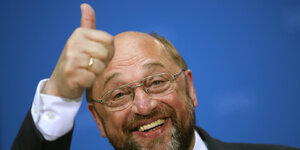 Martin Schulz lächelt und hebt den Daumen