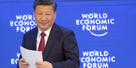 Chinas Präsident Xi Jinping vor blauem Hintergrund