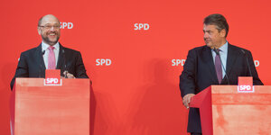 Martin Schulz und Sigmar Gabriel vor rotem Hintergrund
