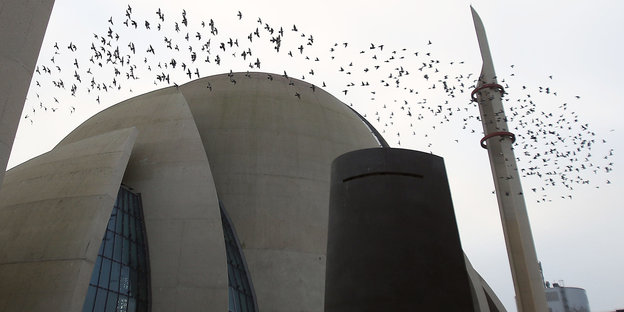 Tauben fliegen am 13.12.2013 in Köln (Nordrhein-Westfalen) über die Zentralmoschee, in der Nähe der Zentrale der türkisch-islamischen Union (Ditib).