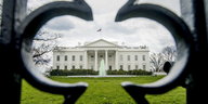 Das Weiße Haus durch einen Gitterausschnitt fotografiert