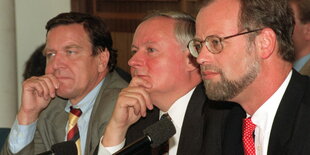 Gerhard Schröder, Oskar Lafontaine und Rudolf Scharping sitzen nebeneinander