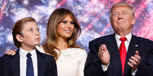 Donald Trump klatscht und guck beglückt nach oben