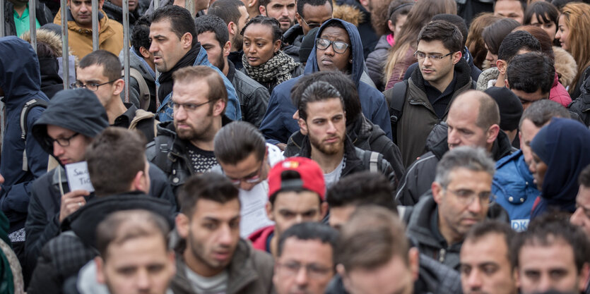 Geflüchtete drängen sich vor der Jobbörse in Berlin