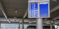 Busbahnhof mit elektronischer Anzeigetafel