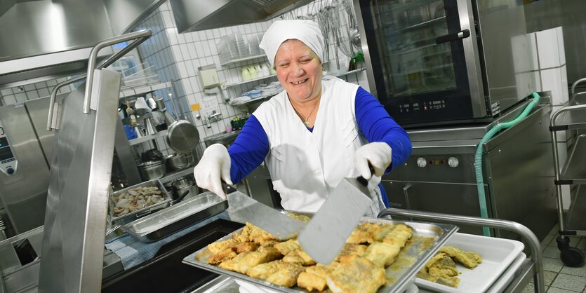 Eine Frau hantiert mit Essen herum