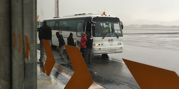 Ein Bus steht auf dem Rollfeld eines Flughafens