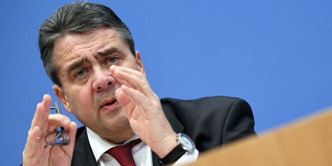 Sigmar Gabriel lehnt sich nach rechts und gestikuliert