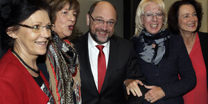 Vier SPD-Politikerinnen und Martin Schulz