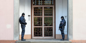 Bewaffnete Beamte vor dem Oberlandesgericht Celle