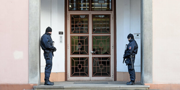 Bewaffnete Beamte vor dem Oberlandesgericht Celle