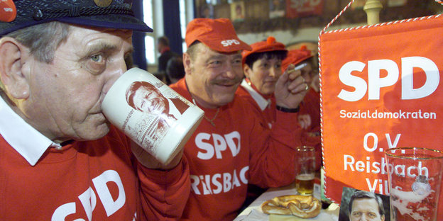 Ein Sozialdemokrat trinkt Bier
