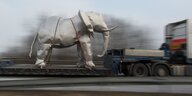 Eine Elefantenskulput aus Metall wird auf einem Laster transportiert