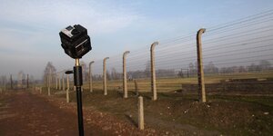 Eine 360-Grad-Kamera vor einem Zaun