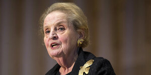 Ein Porträtfoto der ehemaligen US-Außenministerin Madeleine Albright