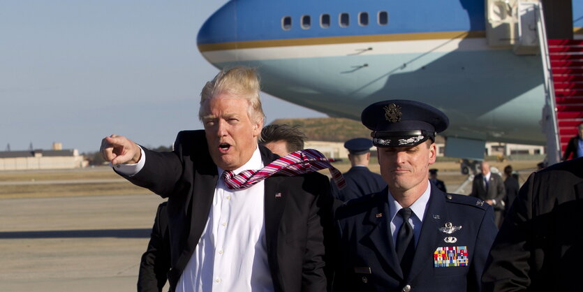 Donald Trump vor einem Flugzeug