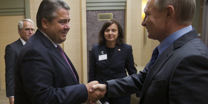 Sigmar Gabriel schüttet Wladimir Putin die Hand