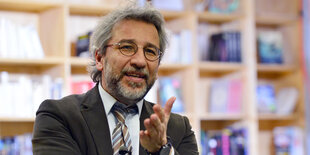 Can Dündar gestikuliert mit der Hand in Richtung der Kamera